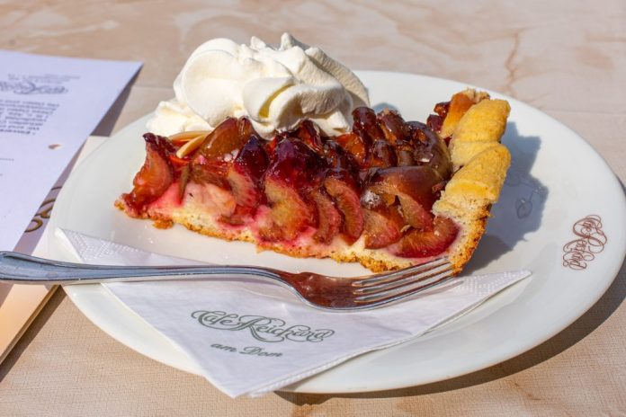 Best fresh smoothie bowl cafés across Cologne city